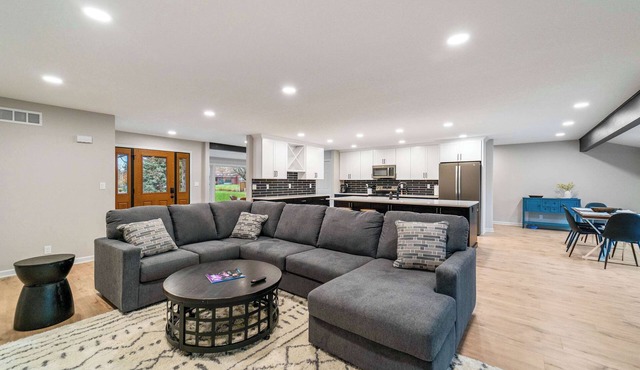 Spacious 5BR Family Home in Ames Near ISU & Attractions