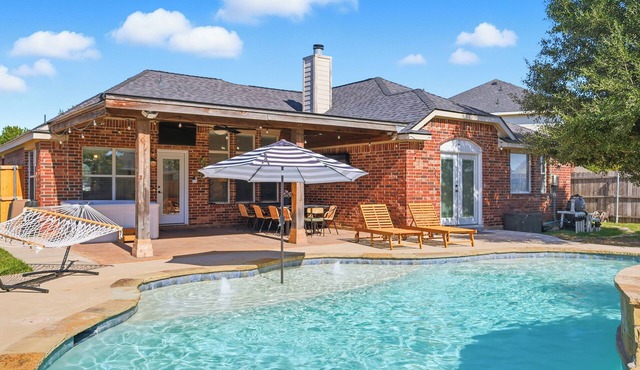 Spacious 5BR Family Oasis - Pool, Hot Tub & Game Room