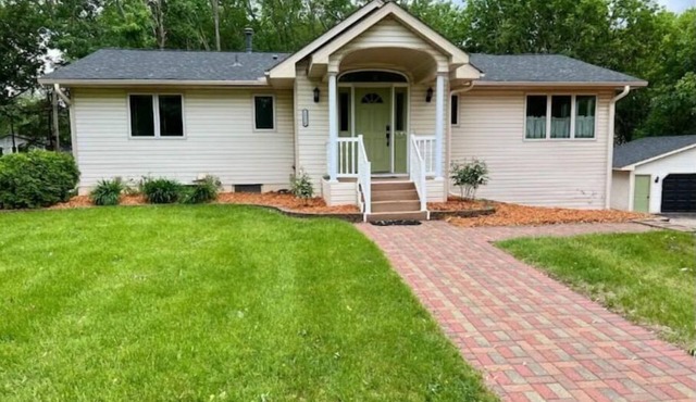 Spacious 5BR Family Retreat with Hot Tub, sleeps 14!