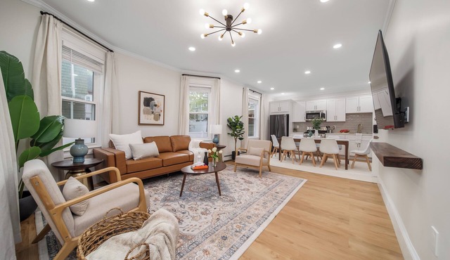 Spacious 5BR Free Parking, Walk to Train Beach Convention Access