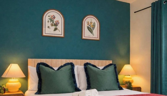 Spacious 5BR Home | Sleeps 10 | Garden & Parking