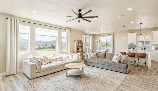 Spacious 5BR Home w/Private Theater, 2 Kitchens & Golf Views