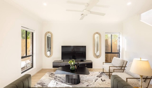 Spacious 5BR Home in Heart of Sunnybank |Sleeps 10