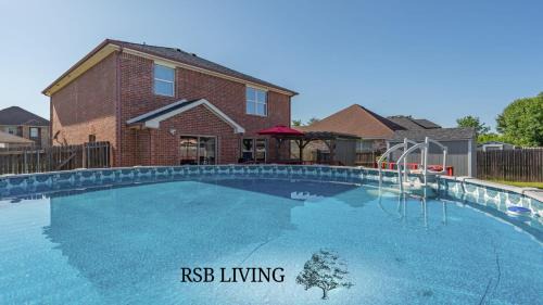 Spacious 5BR Home Pool Game Room & Grill