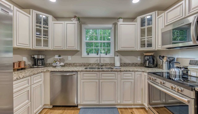 Spacious 5BR Home Sleeps 9 Modern Comfort