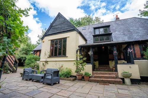 Spacious 5BR House with Garden