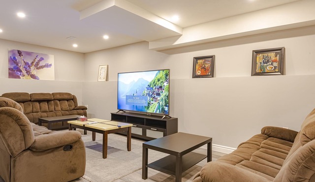 Spacious 5BR House, Sleeps 10, Tesla Charger, 6 Parking, Pet Friendly