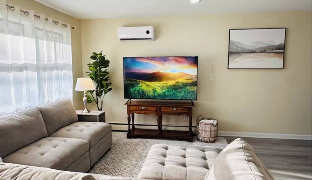 Spacious 5BR King of Prussia Home - Deck, 65” Roku TV - Near KOP Mall & Phila.
