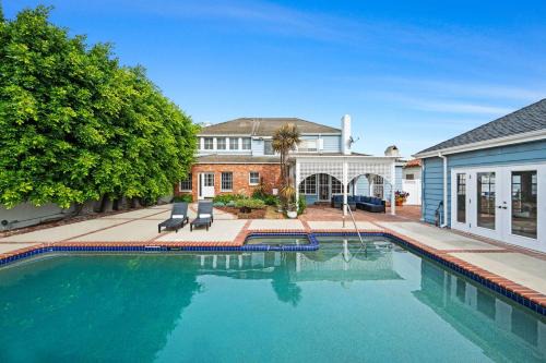Spacious 5BR LA Villa with Pool Spa & Game Room