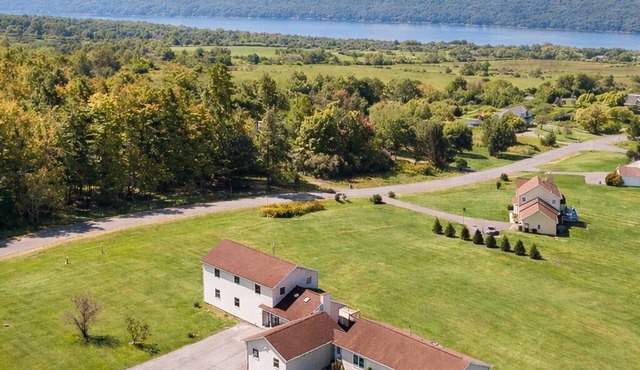 Spacious 5BR Lake View Near Cornell Sleeps 9 Accessible Perfect for Groups