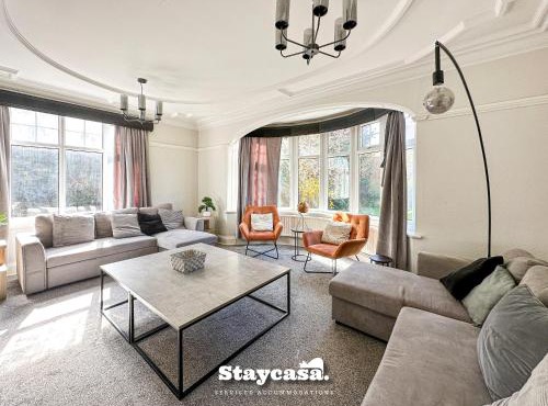 Spacious 5BR Leicester Home Sleeps 10 Parking!