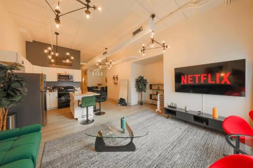 Spacious 5BR Luxury Suite Perfect for Groups with Gym Access and Optional Parking Near McCormick Place, Grant Park and Soldier Field