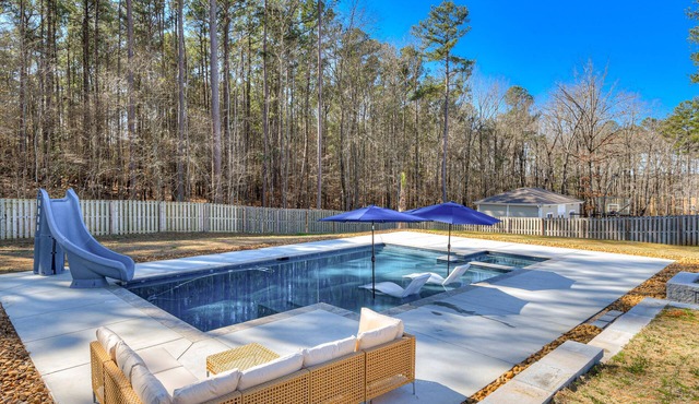 Spacious 5BR Masters Retreat: Heated Pool/Spa, Theater, Basketball Court & More!