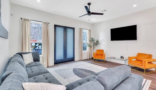 Spacious 5BR Mid-City home with balcony & backyard oasis. Sleeps 10, 4 kings, steps to streetcar & parades
