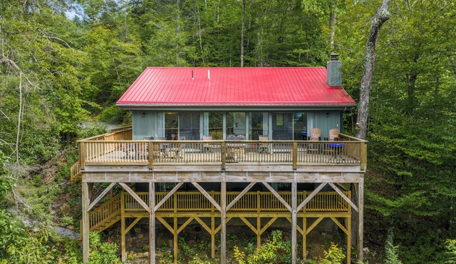 Spacious 5BR Mountain Cabin w/Hot Tub & Fire Pit