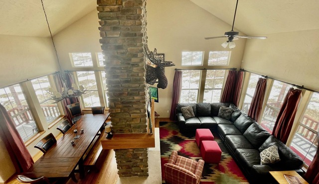 Spacious 5br on the Mountain Ski Trail Access Hot Tub & Deck