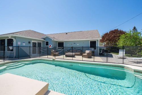 Spacious 5BR Pool Oasis Near Disney Resort