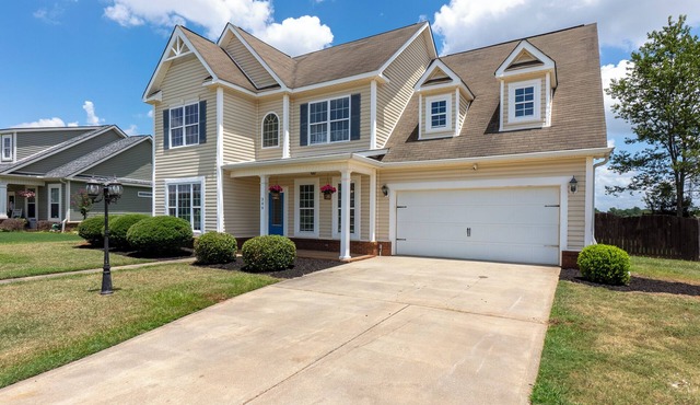 Spacious 5BR Retreat Sleeps 14 Huge Yard!