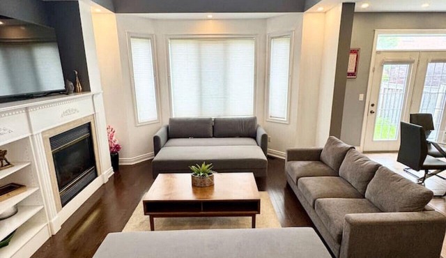 Spacious 5BR Retreat 20ft Ceiling Near Airport