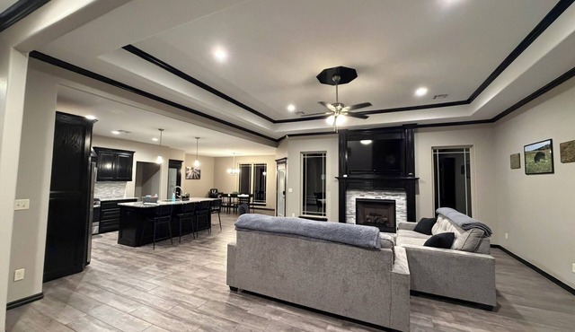 Spacious 5BR retreat sleeps 12—minutes from Fort Sill. Game room & whirlpool tub