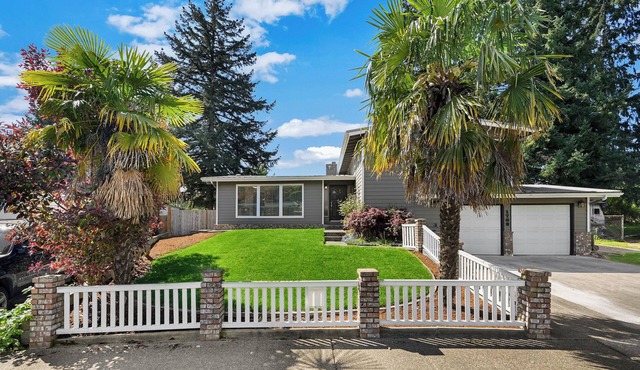 Spacious 5BR Retreat w/Sunshine & Lush Green near Bellevue, Seattle and Airport