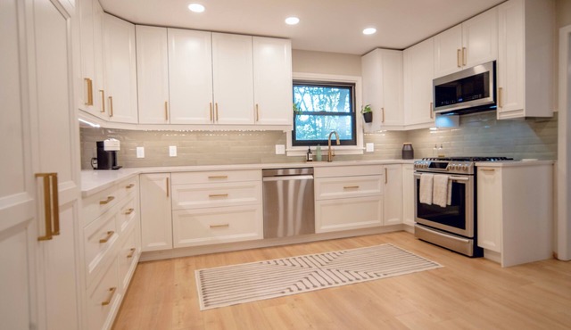 Spacious 5BR Retreat w/Wet Bar, Backyard – 10min to Notre Dame
