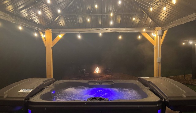 Spacious 5BR retreat with hot tub, fire pits, decks, and wide-open country views. Perfect for groups, wine weekends, and relaxed gatherings near Nelson 151.