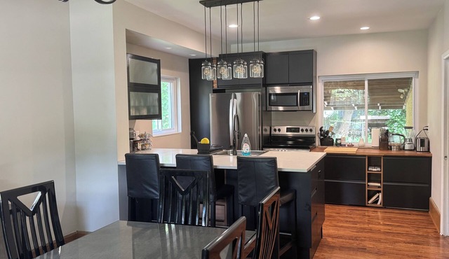 Spacious 5BR Townhouse w/Roof Deck, Walk to Main St in Ann Arbor