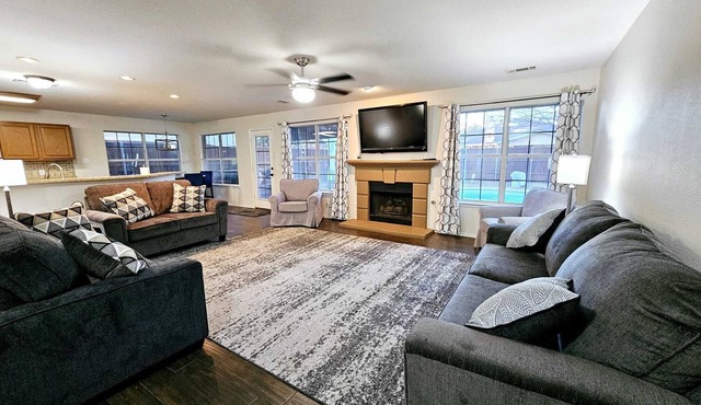 Spacious 5BR villa with backyard Oasis, Pool, Air hockey and high speed WiFi