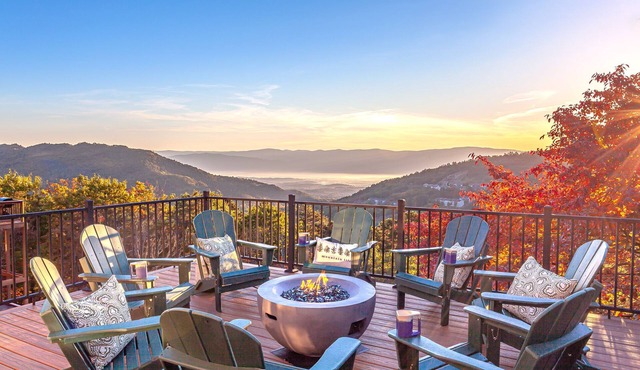 Spacious 5BR w/epic views, 2 decks, game room, one-step entry, family-friendly!
