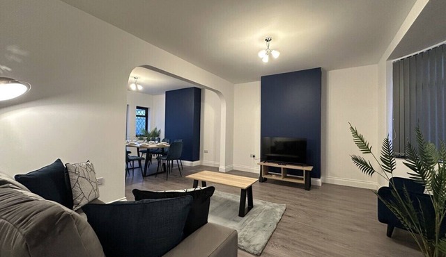 Spacious 5BR Watford Home - Sleeps 10 - Parking