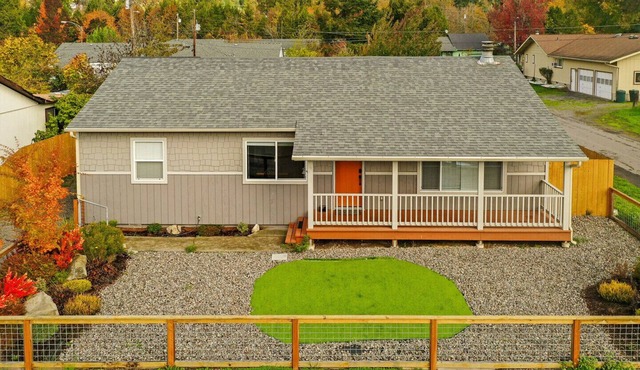 Spacious 5BR with Sauna & AC, Fenced Yard,Fast WiFi, Near Willamette Pass