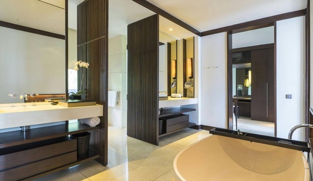 Spacious 6-bedroom villa with AC in quaint Kecamatan Tabanan