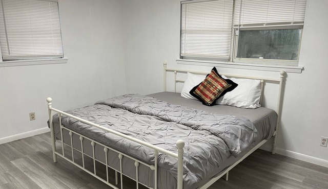 Spacious 6 bd/3bth house accommodate 15 pp