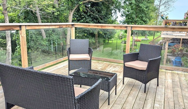 Spacious 6-bdrm luxury, modern house with lake view in cottage country, Ontario