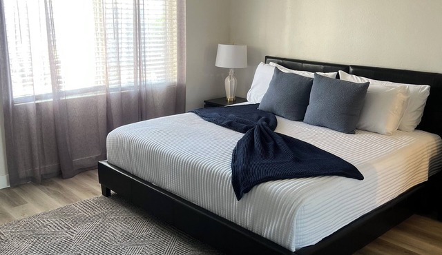 Spacious 6 BDR pet friendly house with AC in sunny San Diego