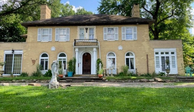 Spacious 6-bdrm villa in fabulous Youngstown Mill Creek Park Area with AC & Gym