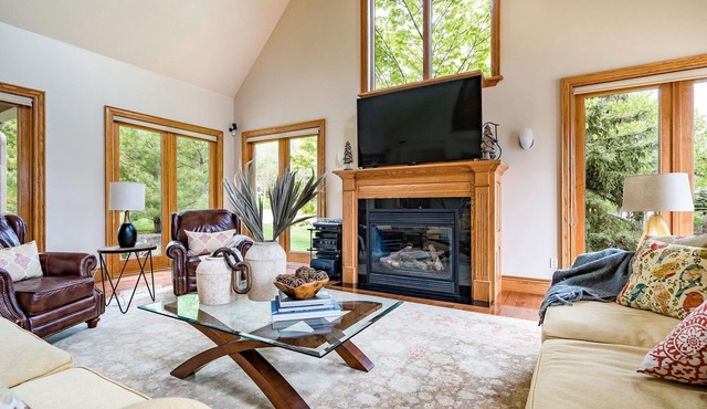 Spacious 6 bedroom 150m walk to the ski lift. 5 min walk to village (30 day min)
