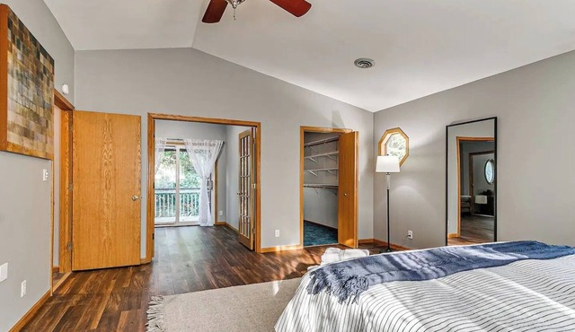 Spacious 6-bed 3-bath retreat next to park—ideal for family & group getaways