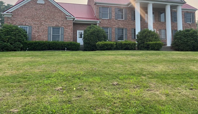 Spacious 6 bed 6 bath home in Butler PA on a golf coarse. Family friendly