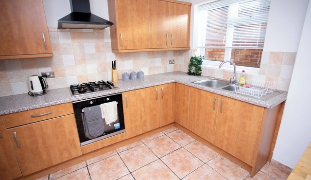 Spacious 6 Bed Haven in Luton: Contractor-Friendly