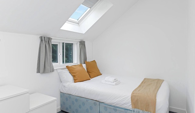 Spacious 6-Bed Home Sleeps 12, Near Highfields Park