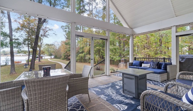 Spacious 6-Bed Lakefront Retreat 2 King Ensuites, Screened Porch & Amenities