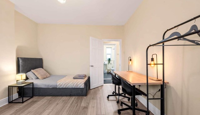 Spacious 6-Bed with Pool Table Desks in every room