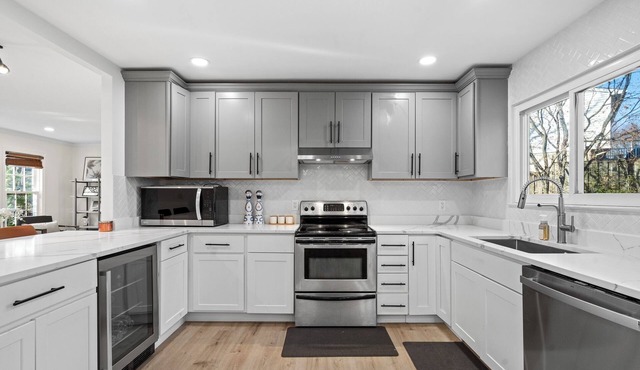 Spacious 6-bedroom with beautiful Garden for BBQ near Gaylor/MGM/National Harbor