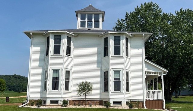 Spacious 6-bedroom house in the hills of the Driftless Area