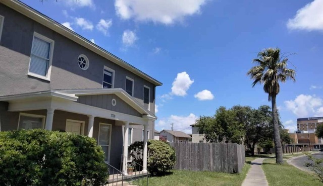 Spacious 6-bedroom house in lovely Corpus Christi 1 block from Ocean Dr.