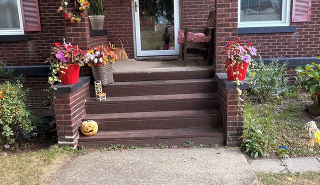 Spacious 6-bedroom sleeps 10 downtown 2 blocks River dog-friendly