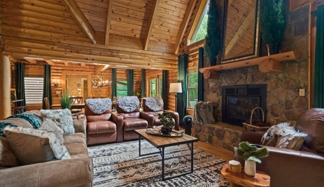 Spacious 6-bedroom lodge in lovely Hendersonville
