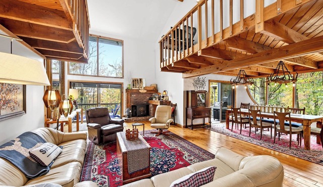Spacious 6 Bedroom Chalet Near Holiday Valley